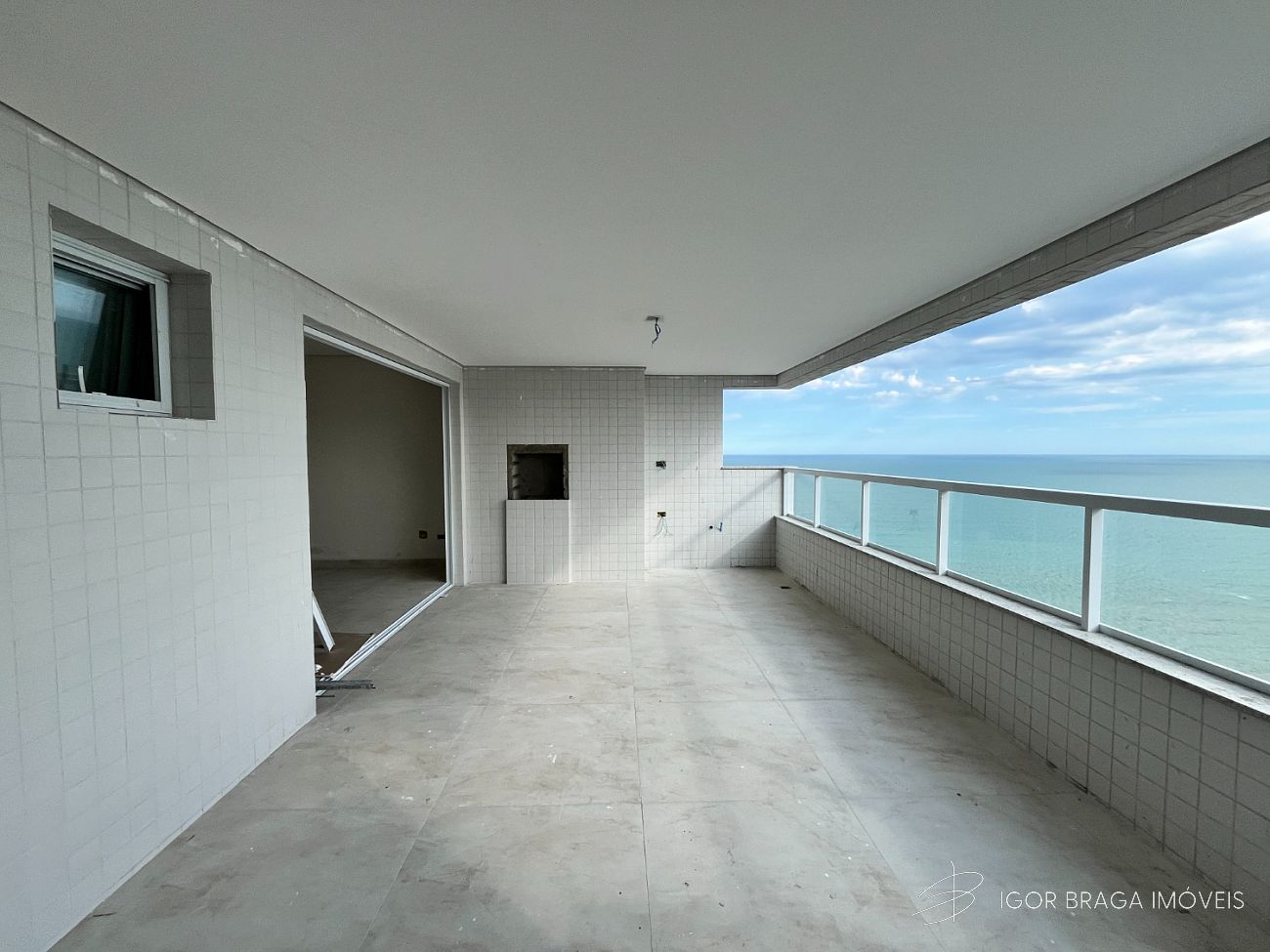 BELÍSSIMA COBERTURA, AMPLA E ÀREA DE LAZER