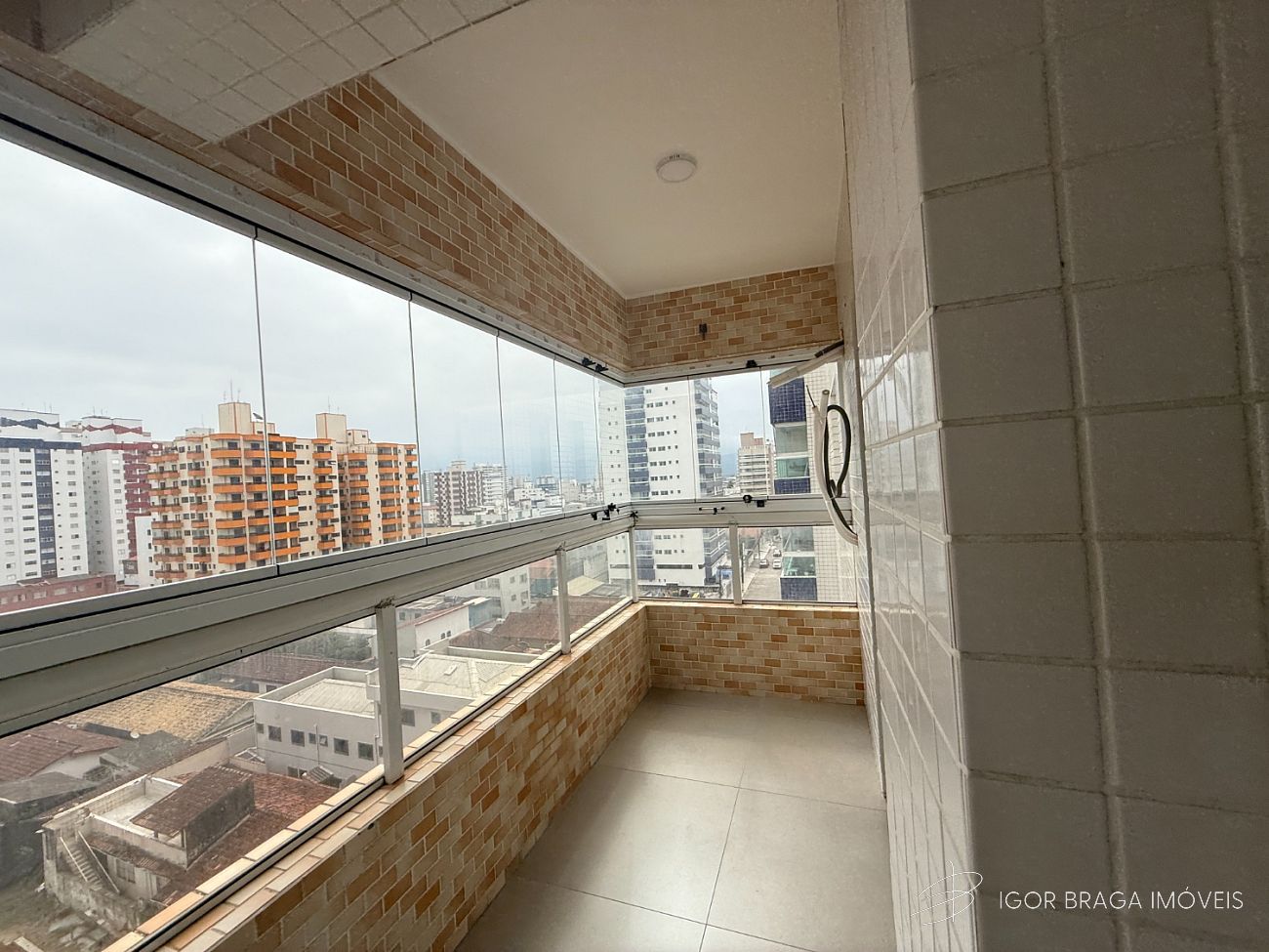 EXCELENTE APARTAMENTO A 50M DO MAR E COM LAZER COMPLETO