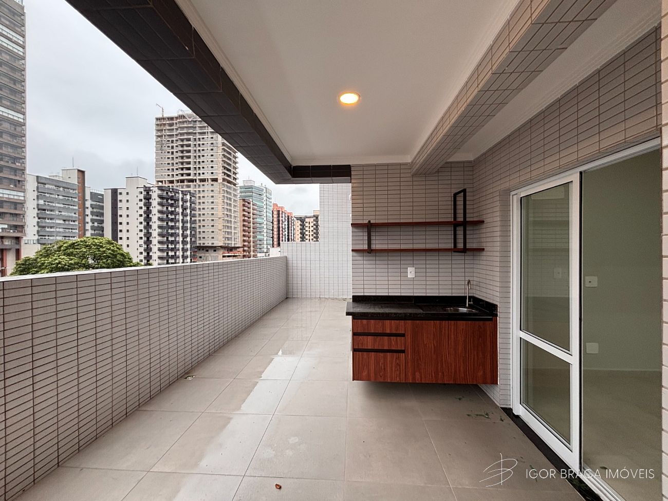 EXCELENTE APARTAMENTO  A 300M DO MAR, AMPLO E COM LAZER COMPLETO