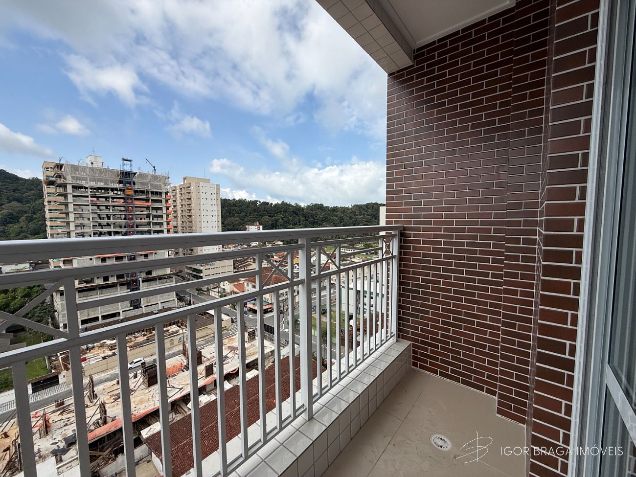 EXCELENTE APARTAMENTO A 500M DO MAR E COM AREA DE LAZER COMPLETO