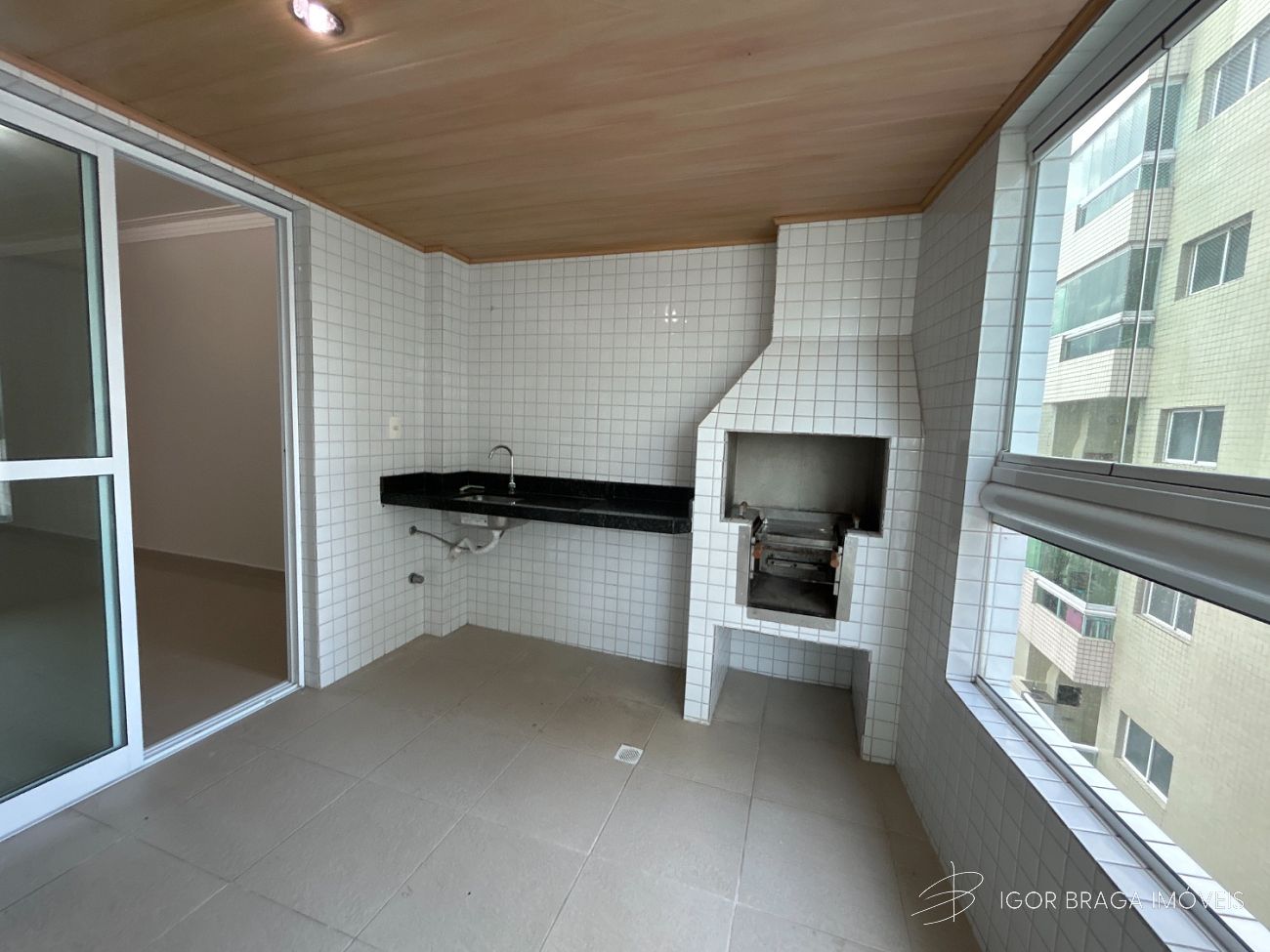 EXCELENTE APARTAMENTO A 300M DO MAR E COM AREA DE LAZER COMPLETO