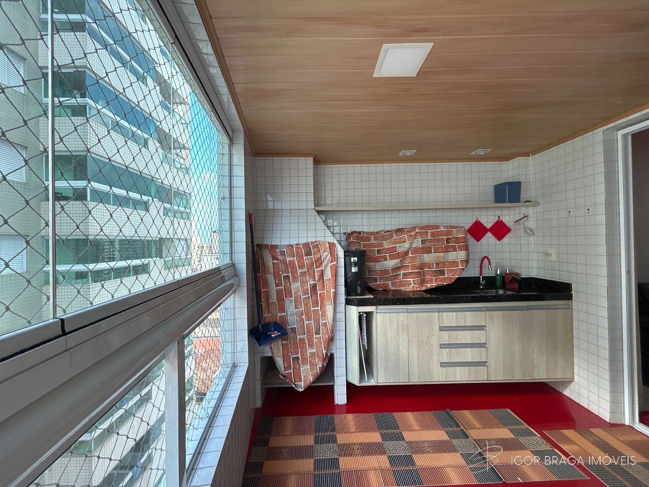 EXCELENTE APARTAMENTO A 300M DO MAR E COM AREA DE LAZER COMPLETO