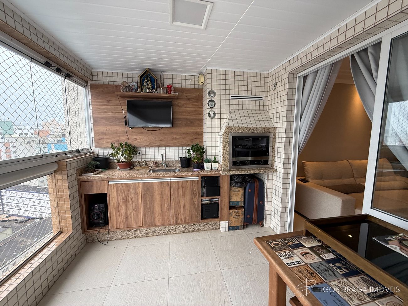 EXCELENTE APARTAMENTO A 200M DO MAR E COM AREA DE LAZER COMPLETO