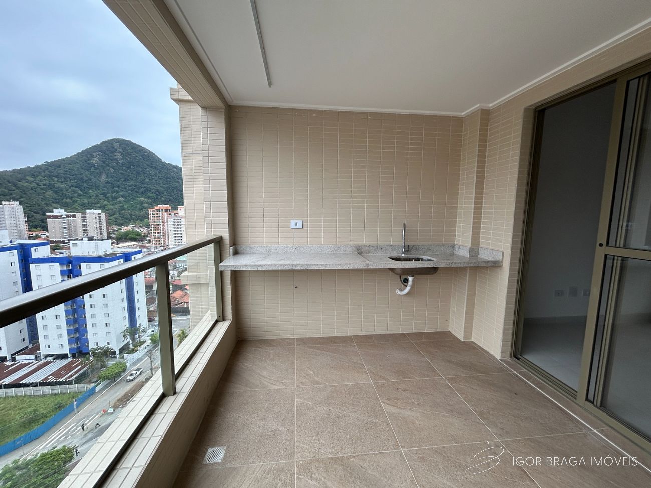 EXCELENTE APARTAMENTO A 800M DO MAR E COM AREA DE LAZER COMPLETO