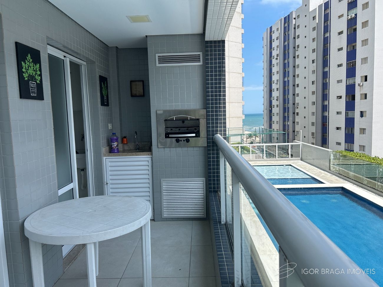 BELÍSSIMO APARTAMENTO A 100M DO MAR COM AREA DE LAZER COMPLETO