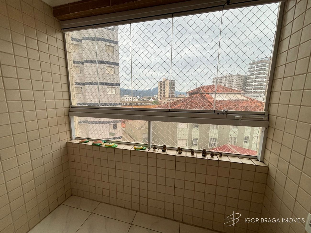 EXCELENTE APARTAMENTO A 300M DO MAR COM AREA DE LAZER COMPLETO