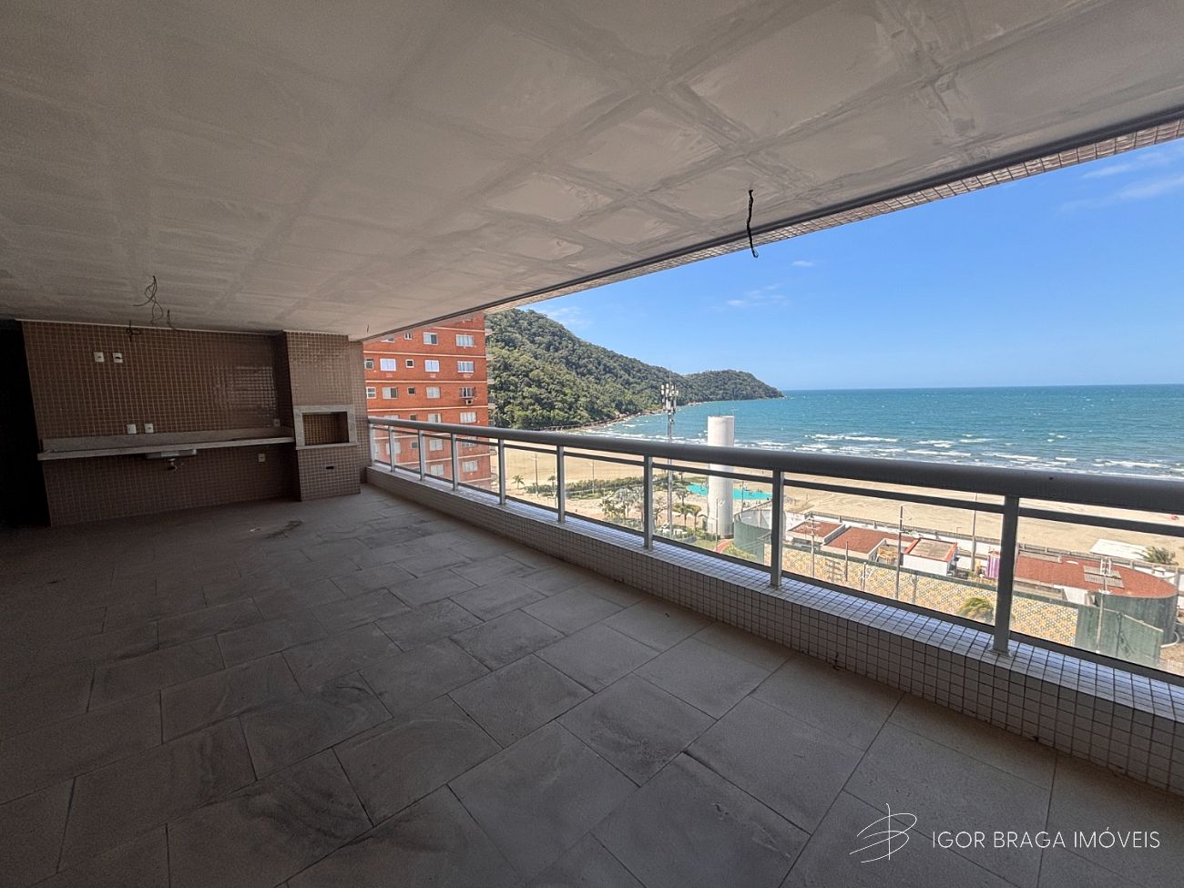 BELÍSSIMO APARTAMENTO COM VISTA MAR LATERAL E AREA DE LAZER COMPLETA