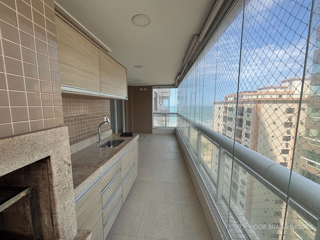 BELÍSSIMO APARTAMENTO COM VISTA MAR LATERAL E AREA DE LAZER COMPLETA