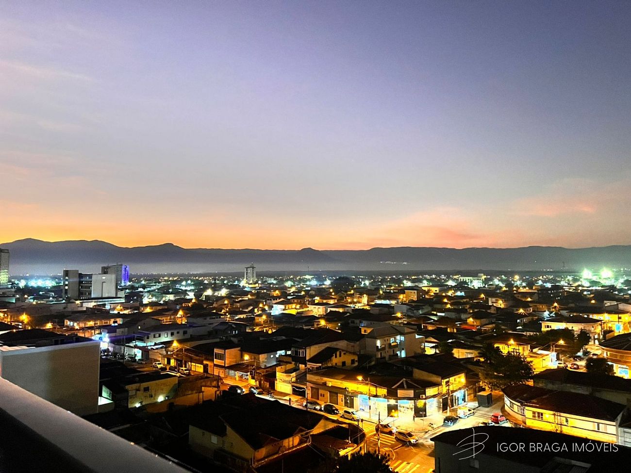 EXCELENTE SALA COMERCIAL COM VISTA E ÓTIMA LOCALIZAÇÃO