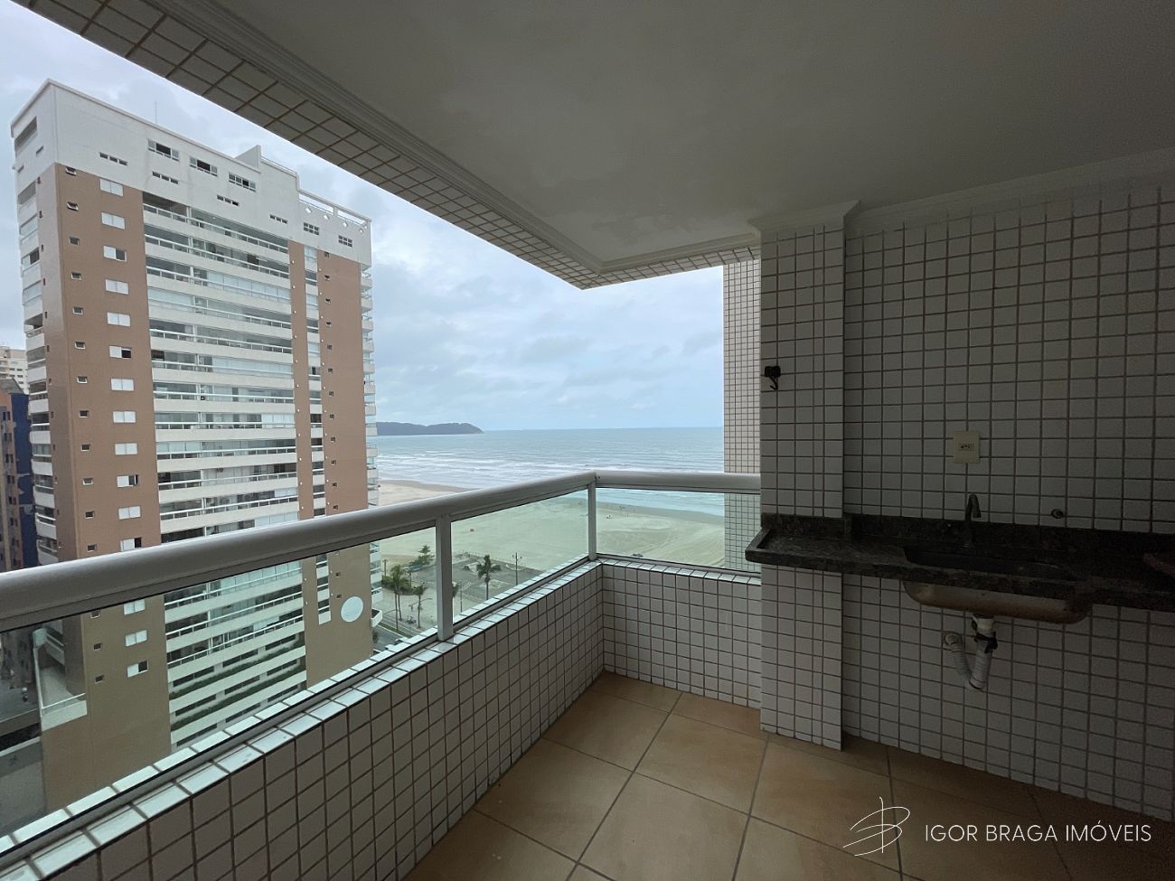 EXCELENTE APARTAMENTO QUADRA DO MAR E COM AREA DE LAZER COMPLETO