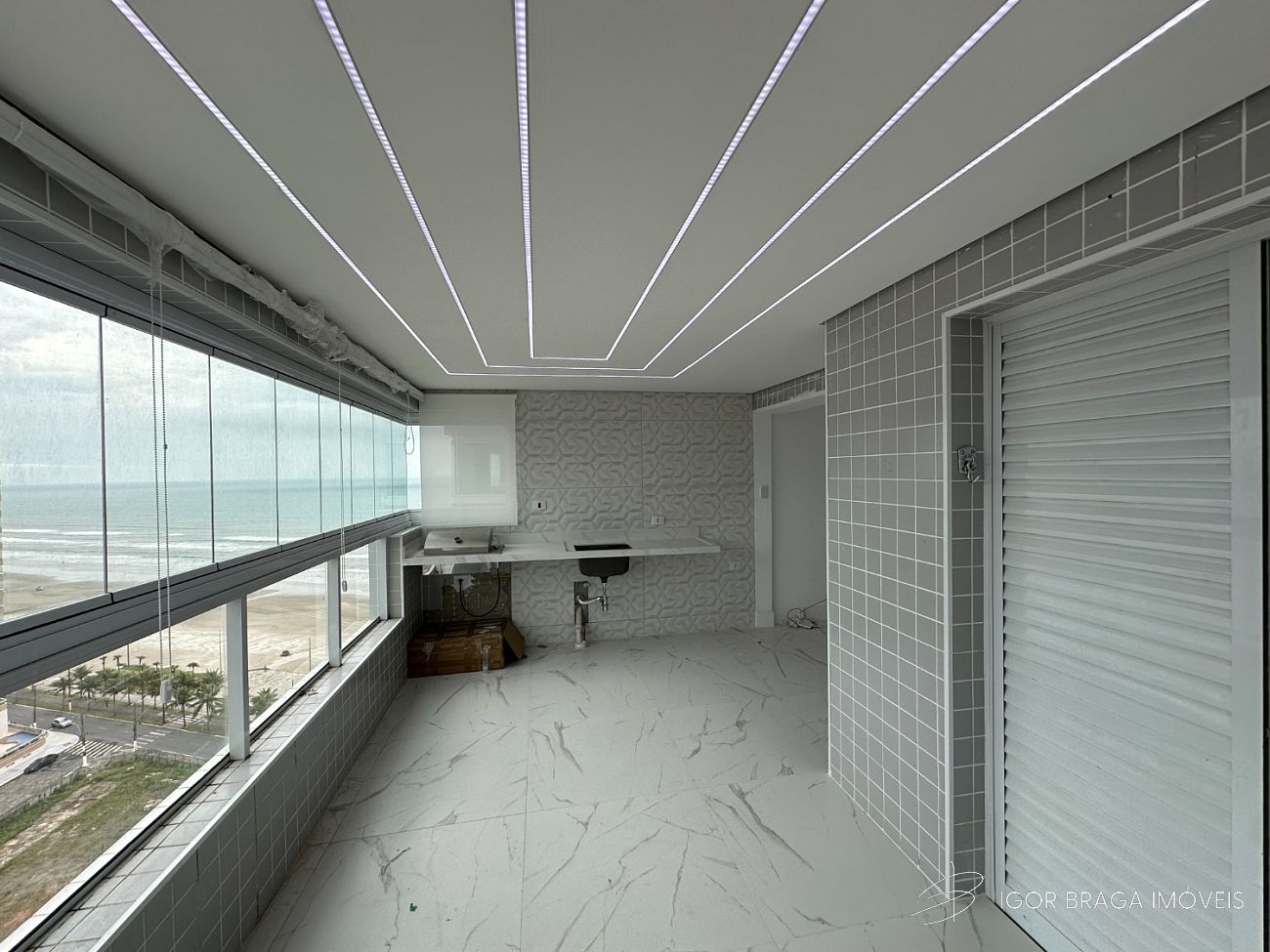 EXCELENTE APARTAMENTO A 65M DO MAR E COM AREA DE LAZER COMPLETO