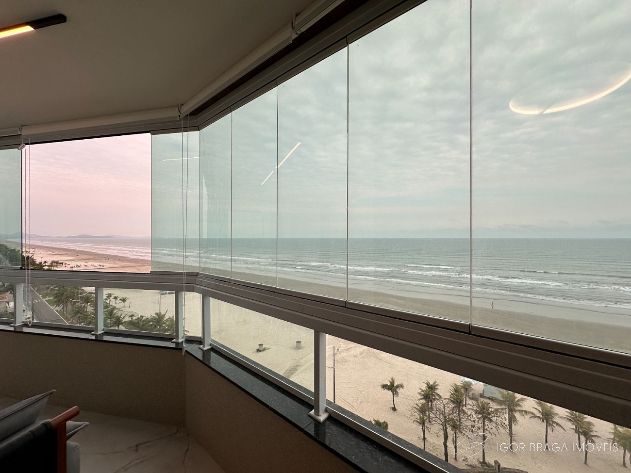 BELÍSSIMO APARTAMENTO, FINO ACABAMENTO E AREA DE LAZER COMPLETO