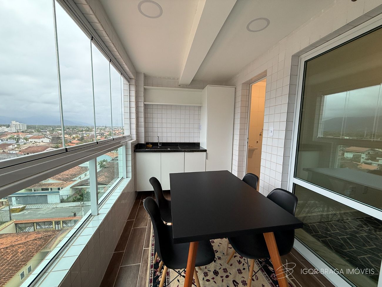 EXCELENTE APARTAMENTO A 40M DO MAR COM AREA DE LAZER COMPLETO