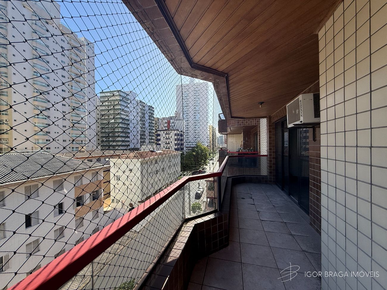 EXCELENTE APARTAMENTO A 200M DO MAR E COM AREA DE LAZER COMPLETO