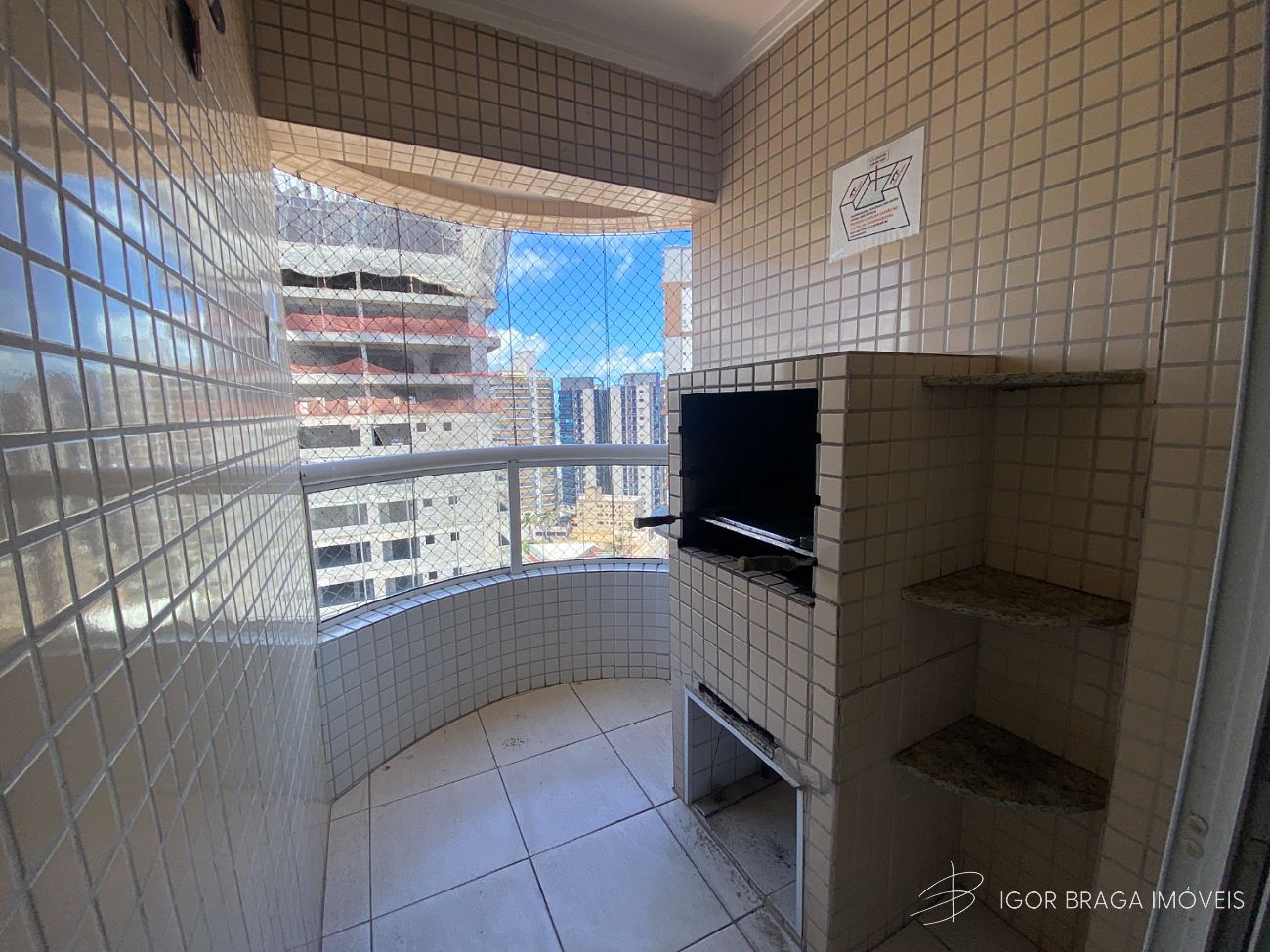 EXCELENTE APARTAMENTO A 250M DO MAR E COM AREA DE LAZER COMPLETO