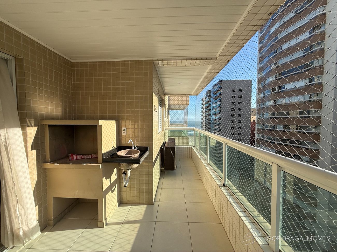 EXCELENTE APARTAMENTO A 70M  DO MAR E COM AREA DE LAZER COMPLETA