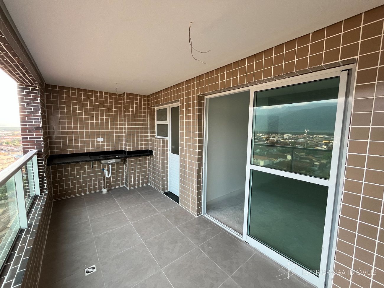 EXCELENTE APARTAMENTO COM AMPLA VISTA E AREA DE LAZER COMPLETO