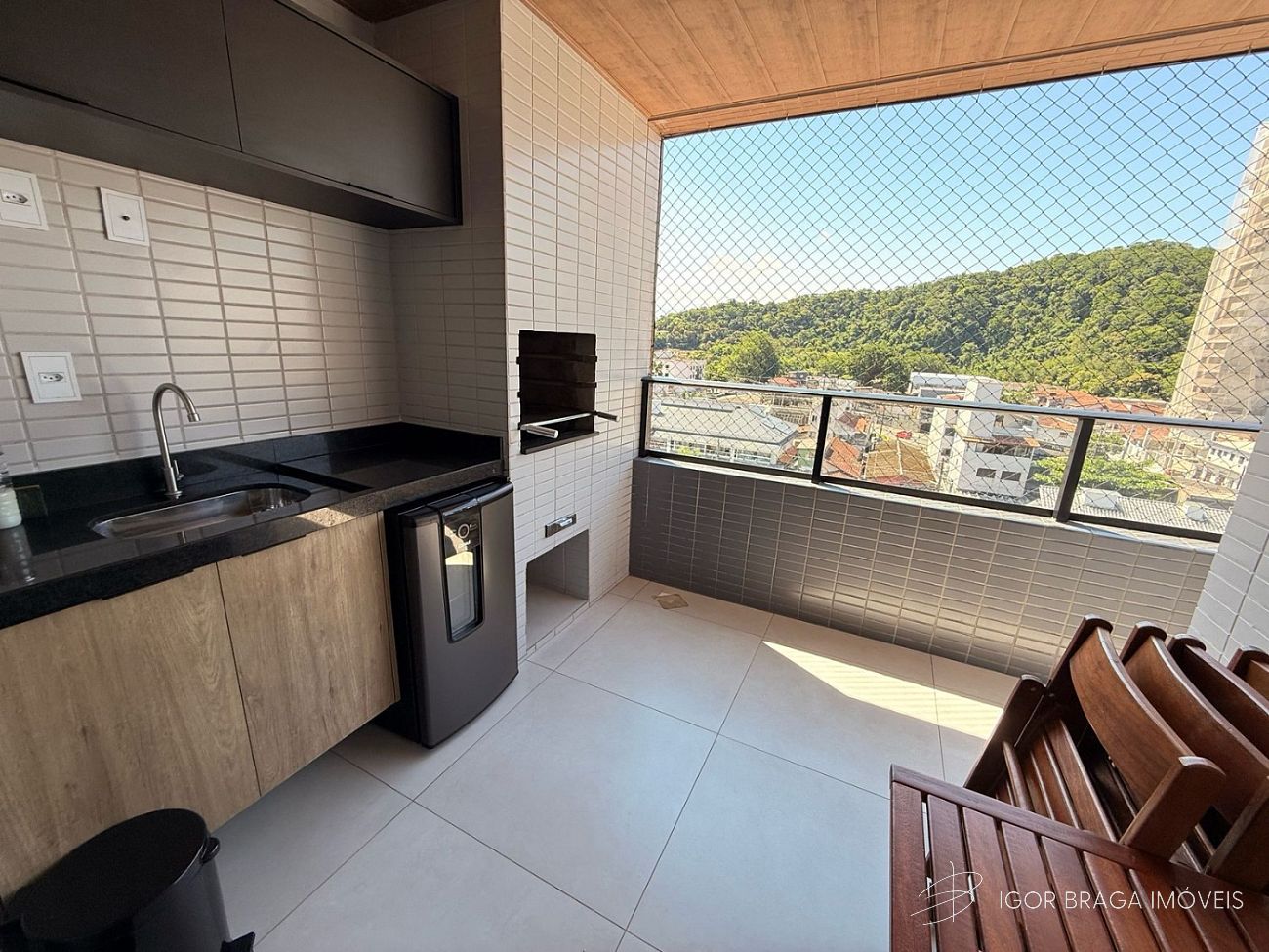 EXCELENTE APARTAMENTO A 250M DO MAR E COM AREA DE LAZER COMPLETO