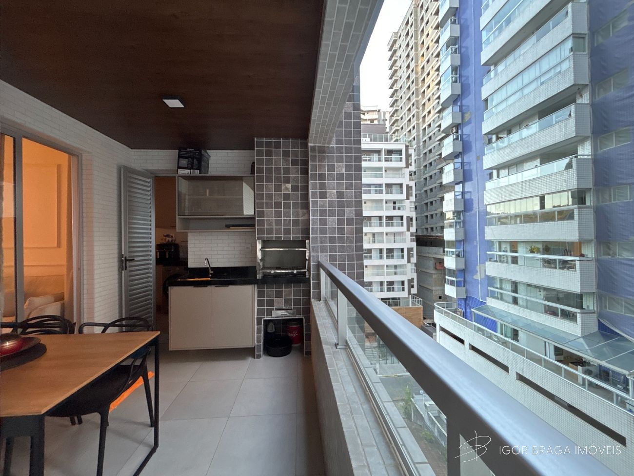 EXCELENTE APARTAMENTO COM FINO ACABAMENTO A 400M DO MAR