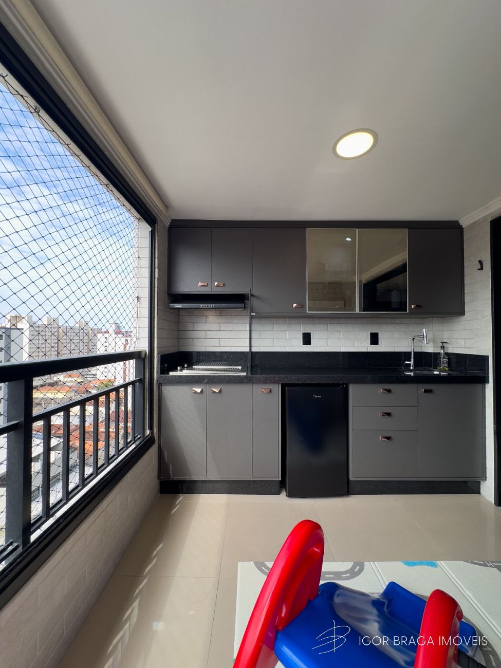 EXCELENTE APARTAMENTO A 200M DO MAR E COM AREA DE LAZER COMPLETO