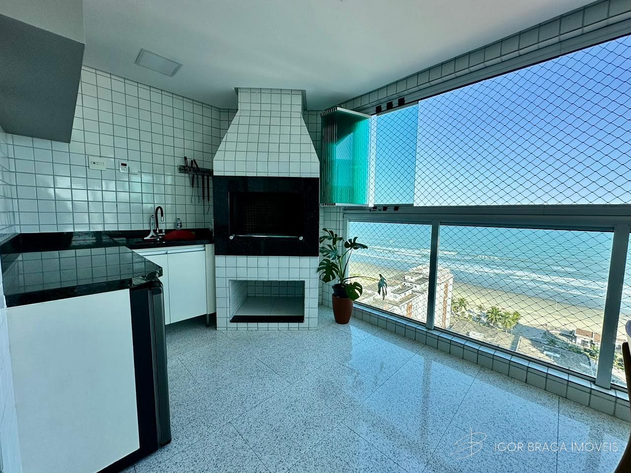 EXCELENTE COBERTURA, MOBILIADA E COM AREA DE LAZER PRIVATIVA