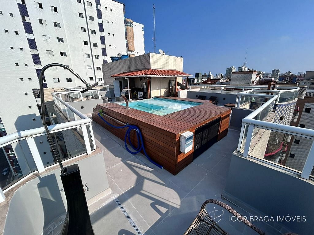 EXCELENTE COBERTURA, AMPLA E COM AREA DE LAZER A 400M DO MAR