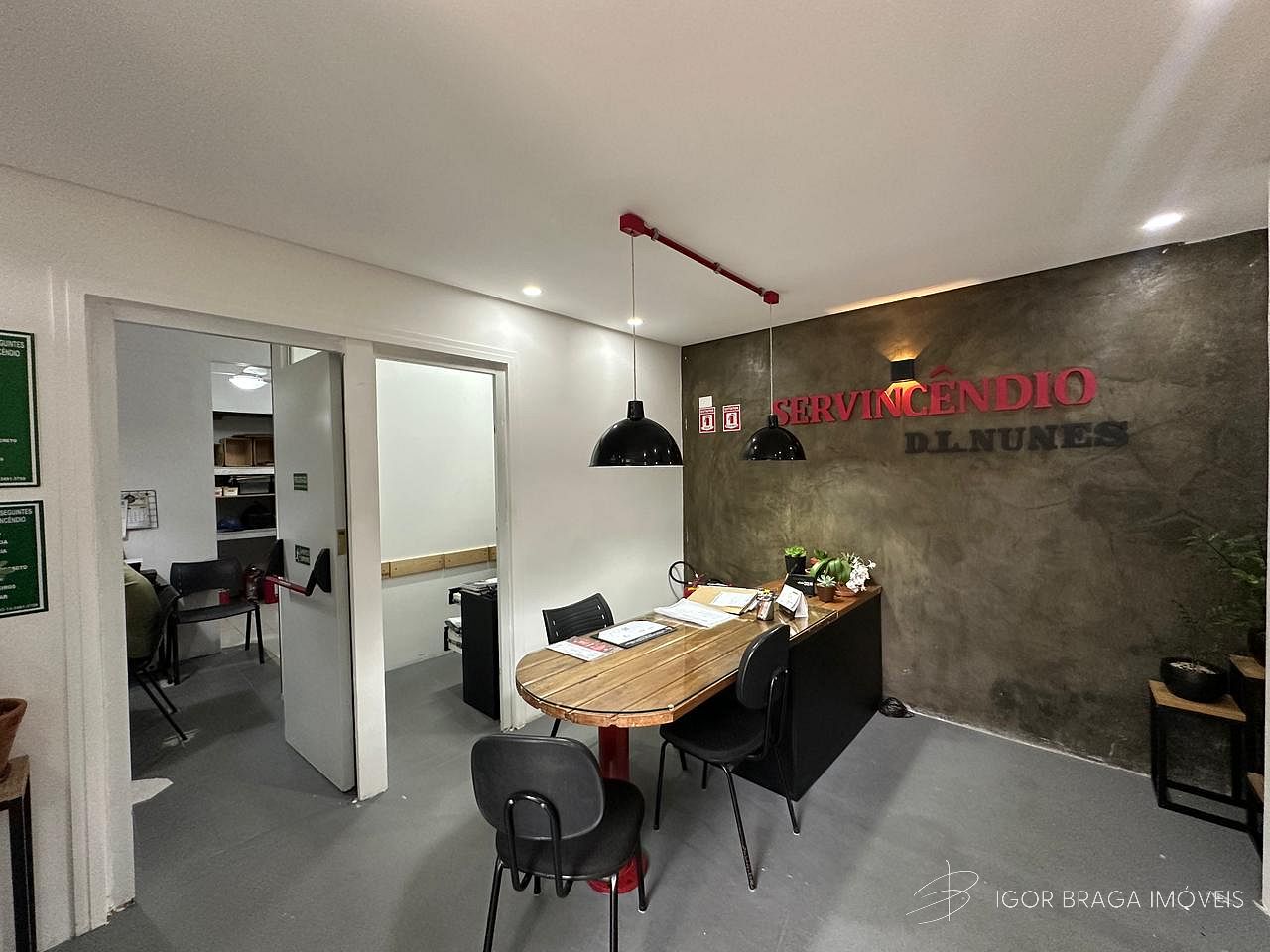 EXCELENTE SALA COMERCIAL A 100M DO MAR E BEM LOCALIZADA