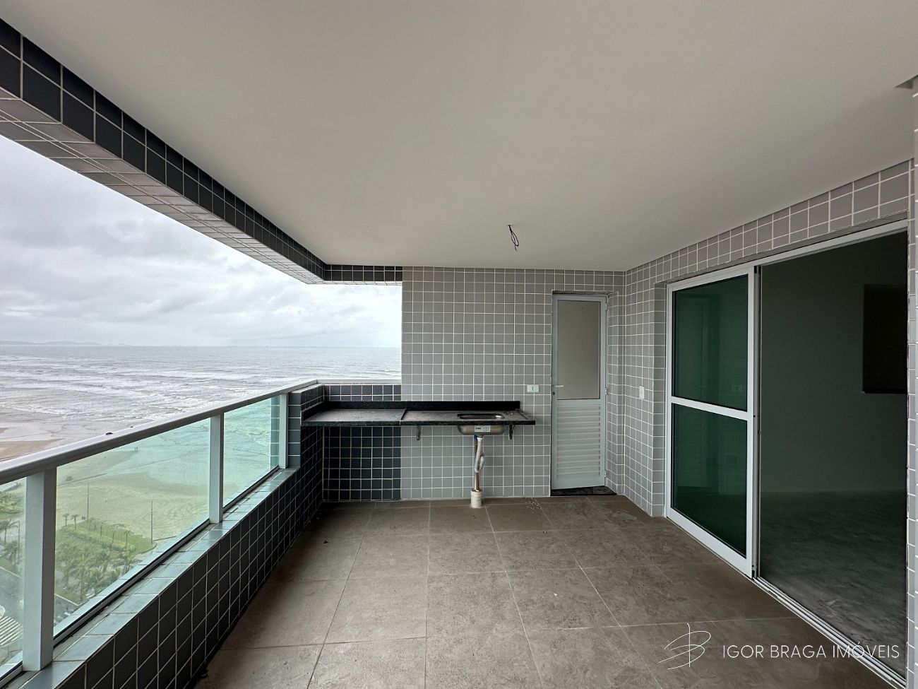 EXCELENTE PRÉDIO FRENTE MAR E COM LAZER COMPLETO