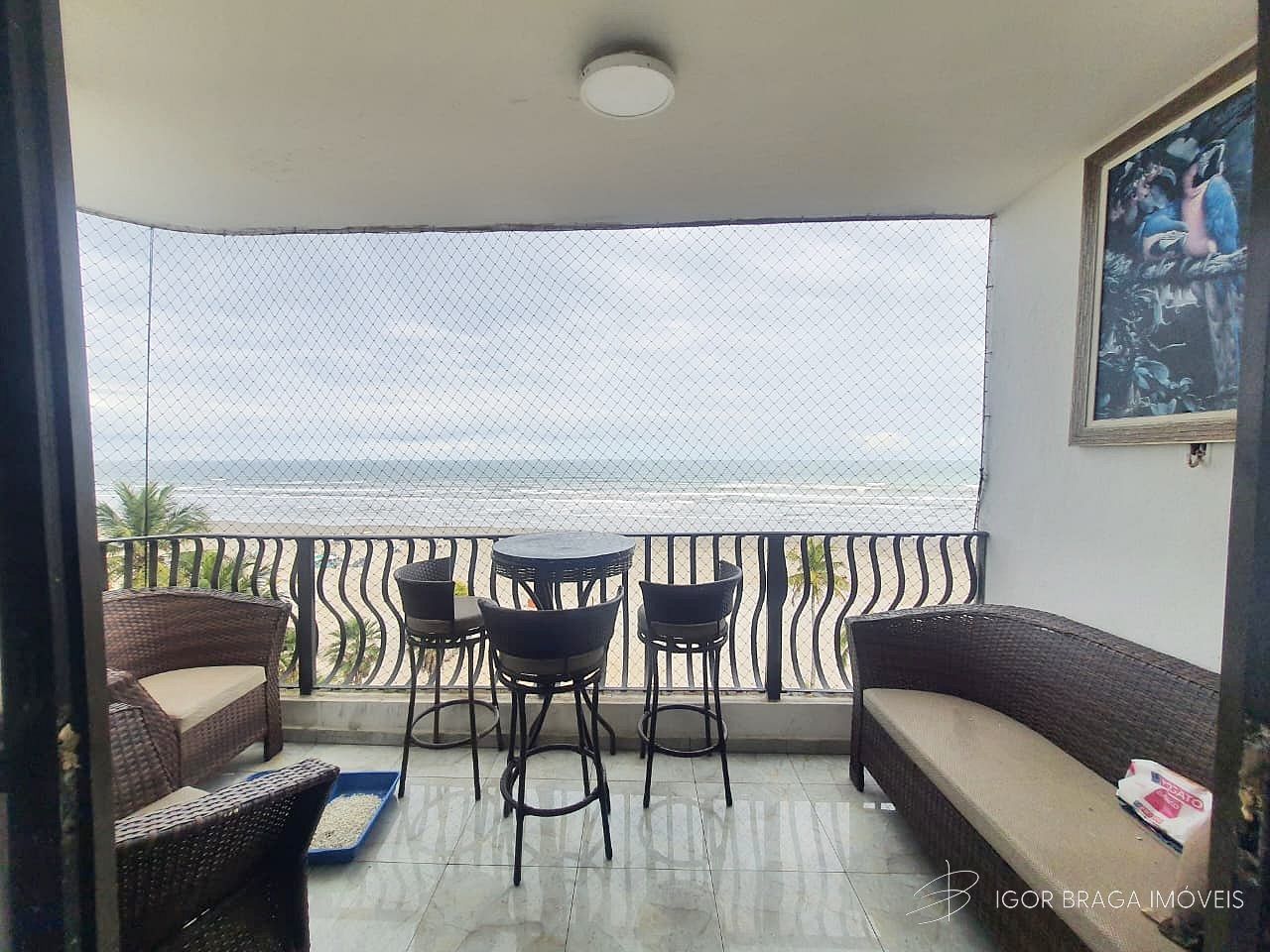 EXCELENTE APARTAMENTO QUADRA DO MAR E AREA DE LAZER COMPLETO