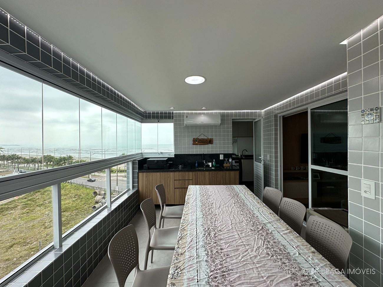 EXCELENTE APARTAMENTO COM FINO ACABAMENTO E AREA DE LAZER COMPLETO