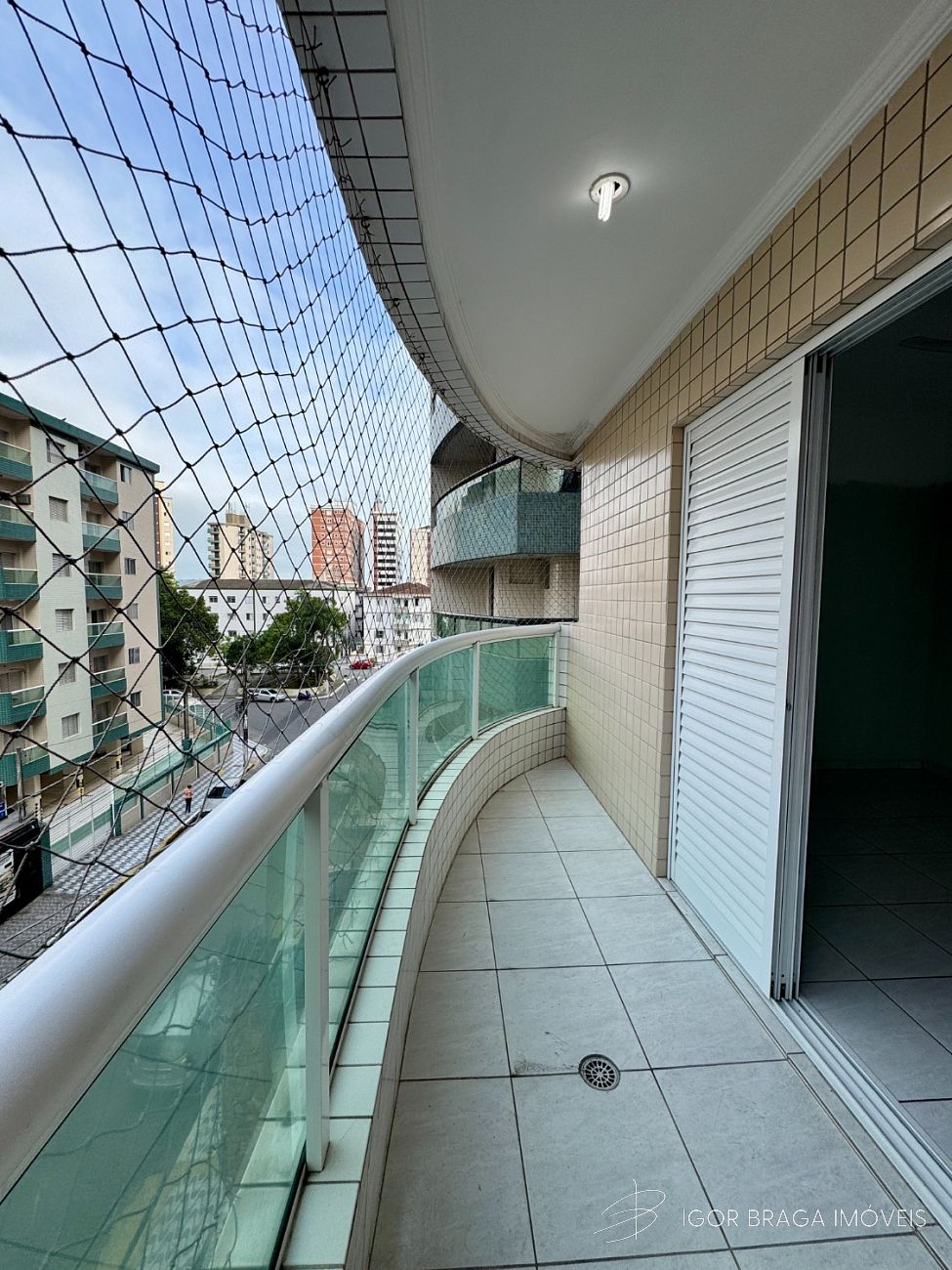 EXCELENTE APARTAMENTO A 250M DO MAR E COM AREA DE LAZER COMPLETO