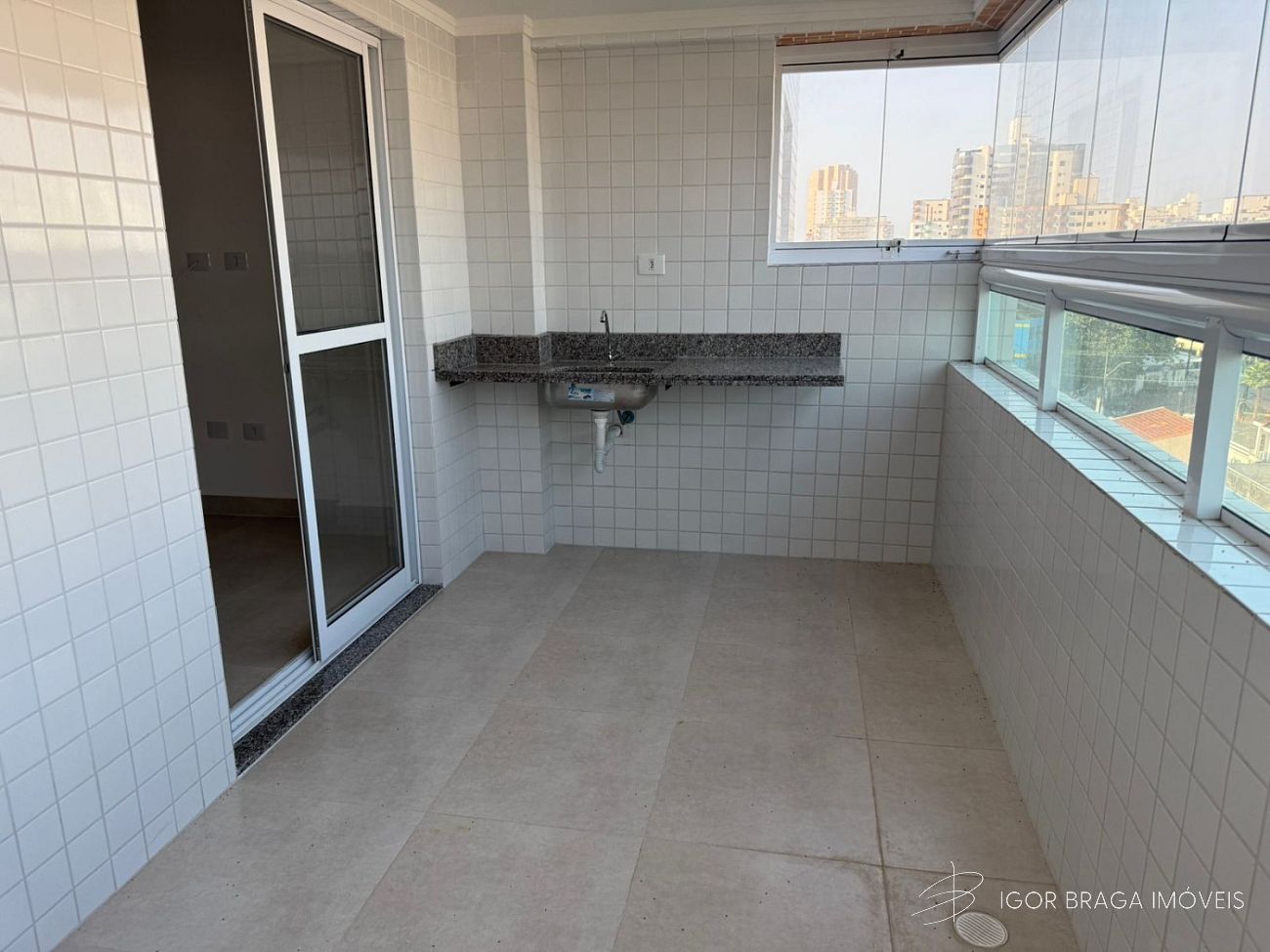 EXCELENTE APARTAMENTO A 1KM DO MAR E COM AREA DE LAZER COMPLETO