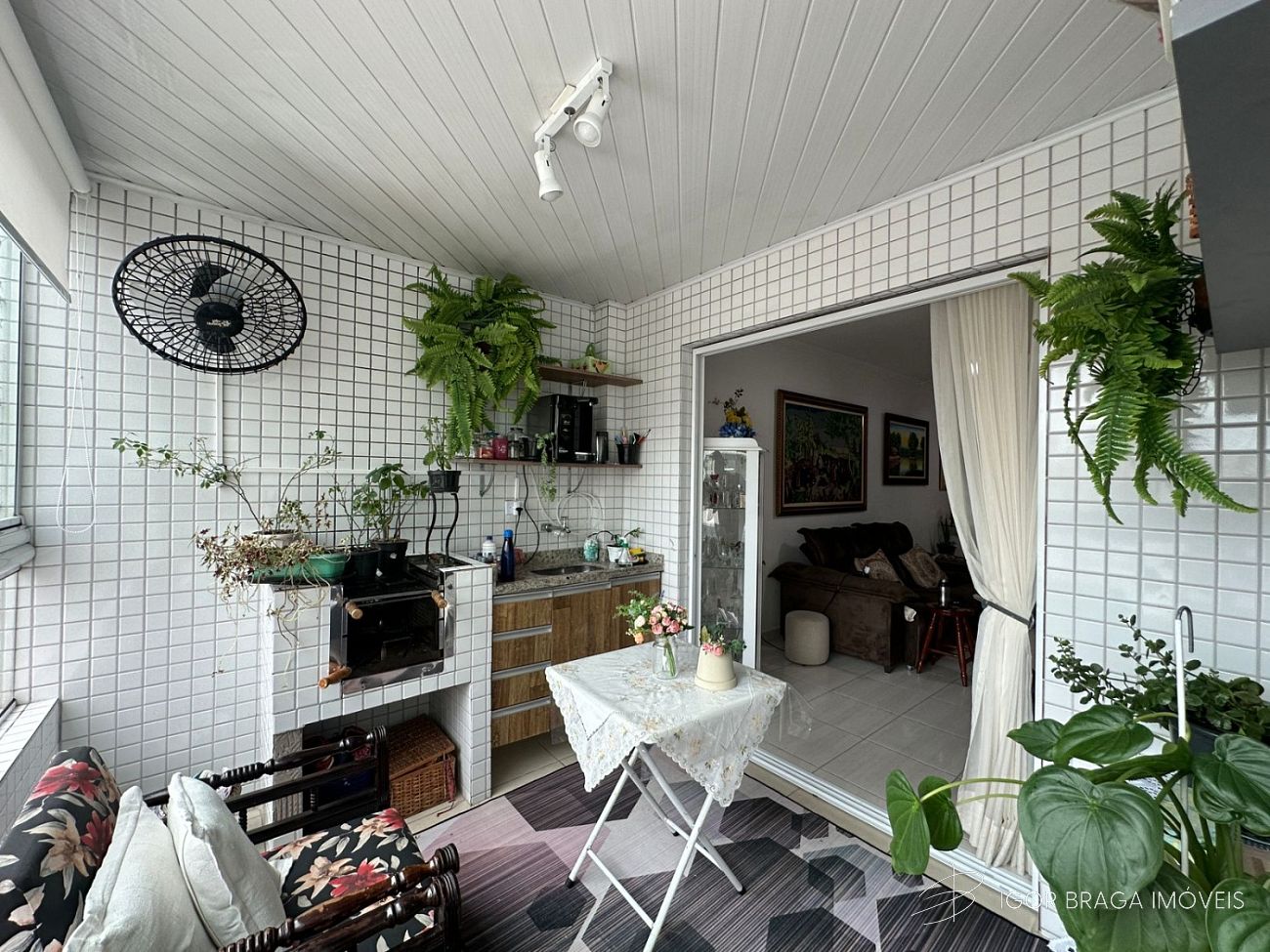 EXCELENTE APARTAMENTO A 280M DO MAR E COM AREA DE LAZE COMPLETO