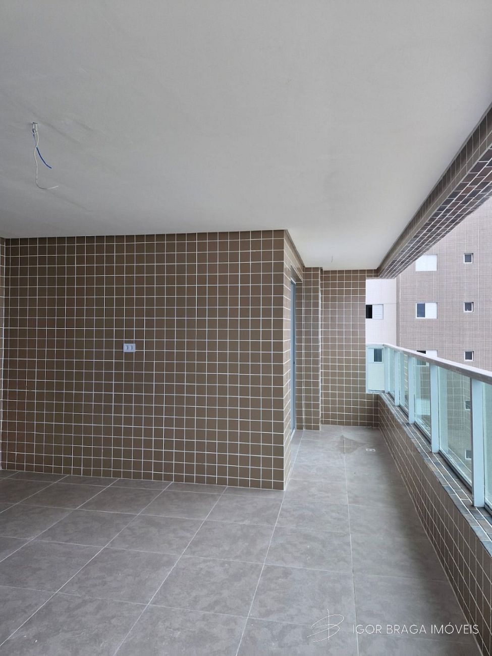 EXCELENTE APARTAMENTO A 100M DO MAR E COM AREA DE LAZE COMPLETO