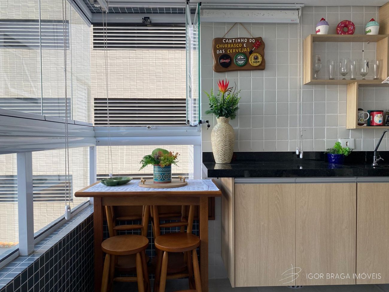 EXCELENTE APARTAMENTO A 100M DO MAR E COM AREA DE LAZER COMPLETO