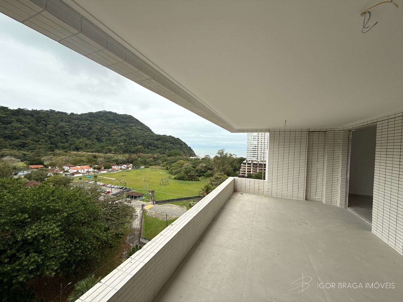 BELÍSSIMO APARTAMENTO, À 550M DO MAR E LAZER COMPLETO