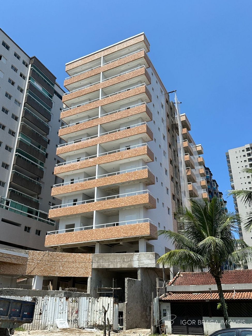 BELÍSSIMO APARTAMENTO, À 450M DO MAR E LAZER COMPLETO