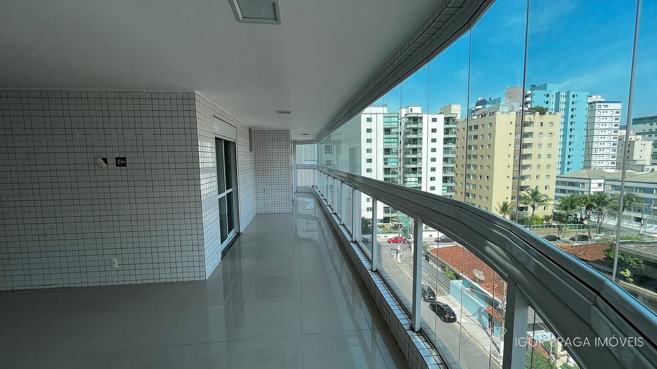 BELÍSSIMO APARTAMENTO, AMPLO, LAZER COMPLETO À 100 METROS DO MAR