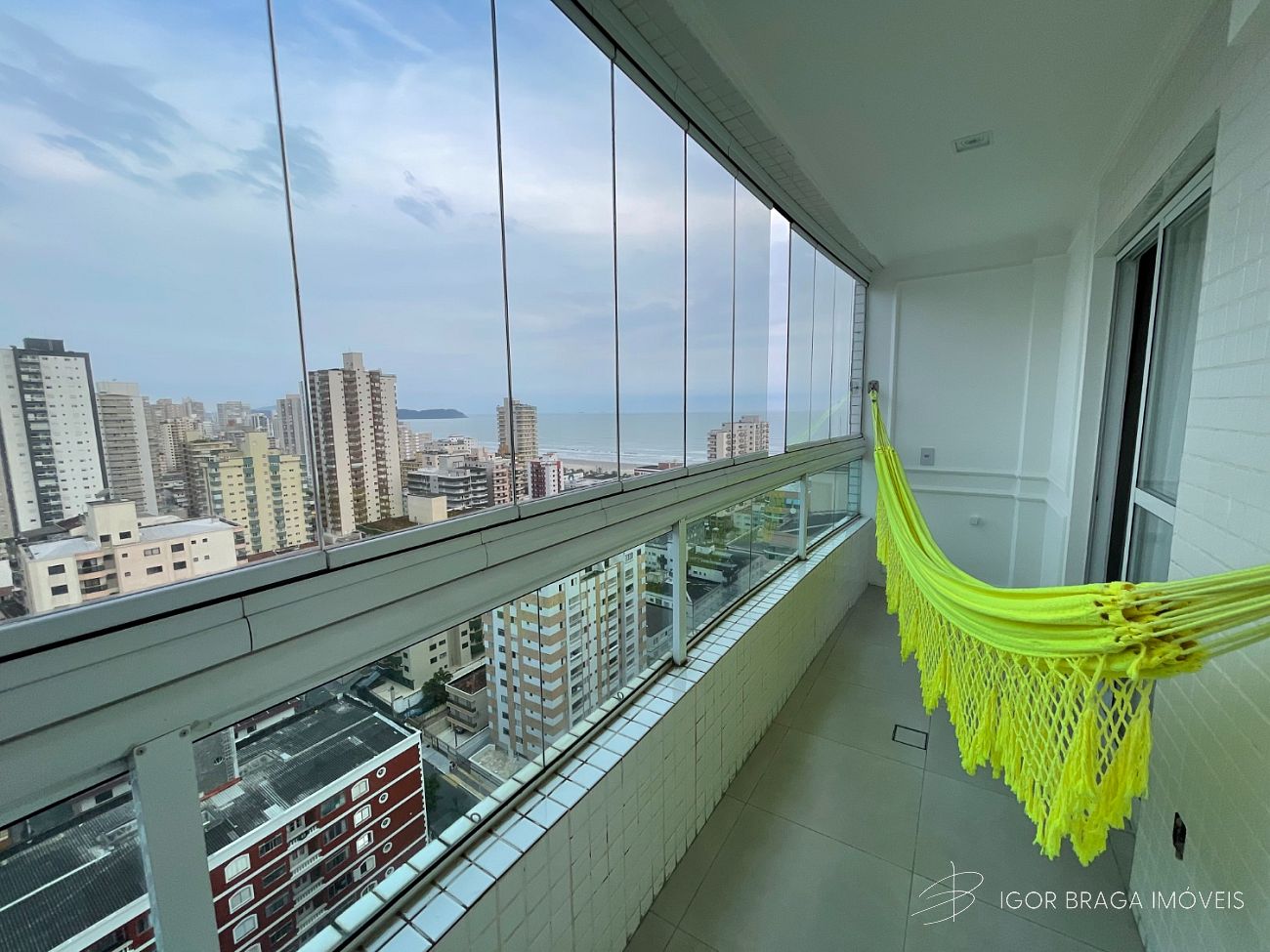 EXCELENTE APARTAMENTO AUTOMATIZADO, AMPLO E A 350M DO MAR COM AREA DE LAZER COMPLETO