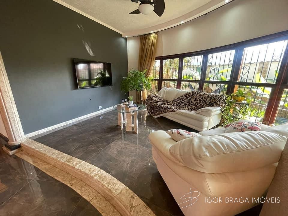 BELÍSSIMA CASA COM AMPLO QUINTA E AREA GOURMET