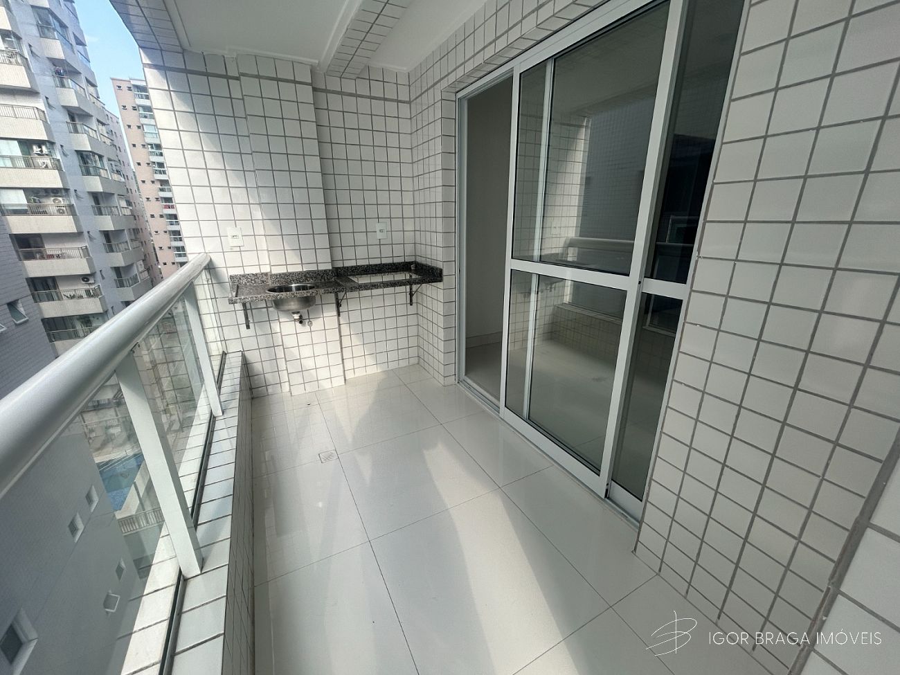 BELÍSSIMO APARTAMENTO, À 700m DO MAR E LAZER COMPLETO