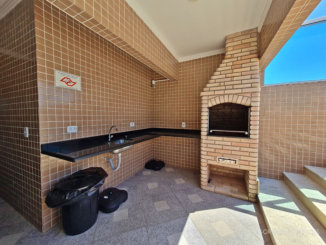 EXCELENTE APARTAMENTO A 250M DO MAR E COM AREA DE LAZER COMPLETA