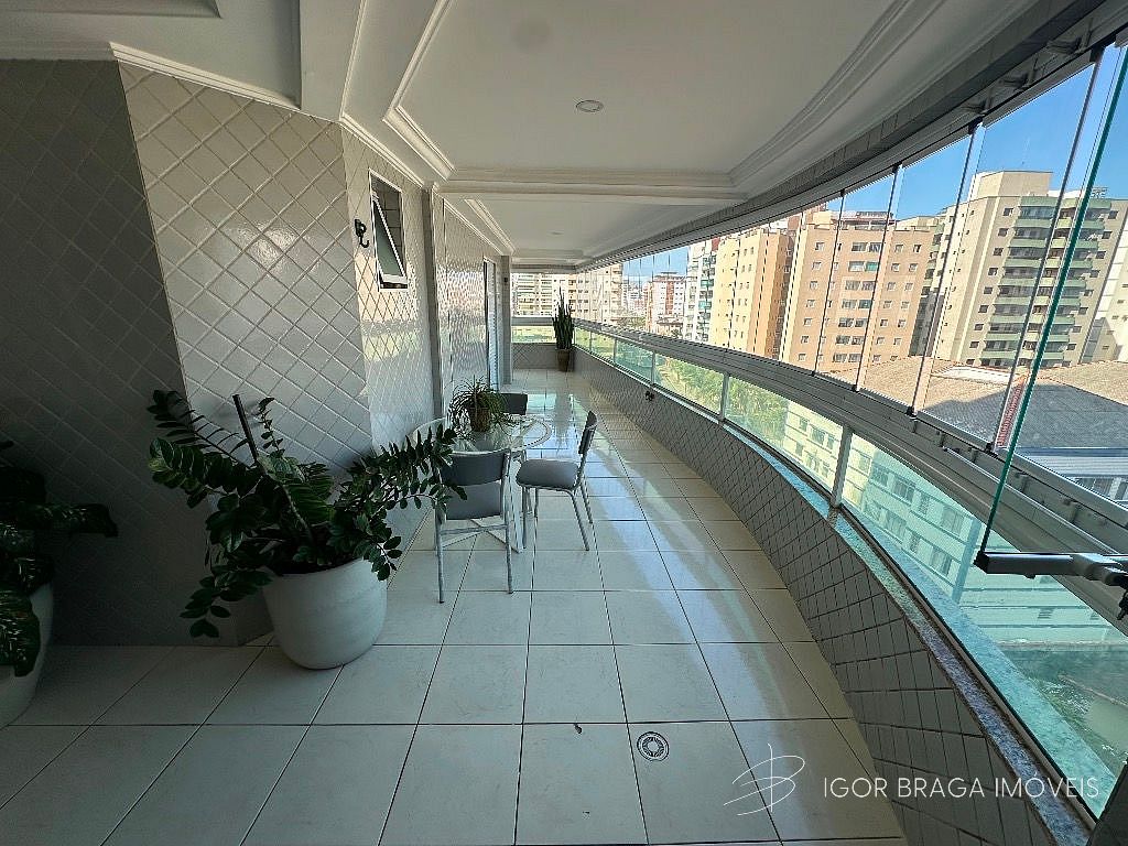 EXCELENTE APARTAMENTO COM FINO ACABAMENTO A 150M DO MAR!