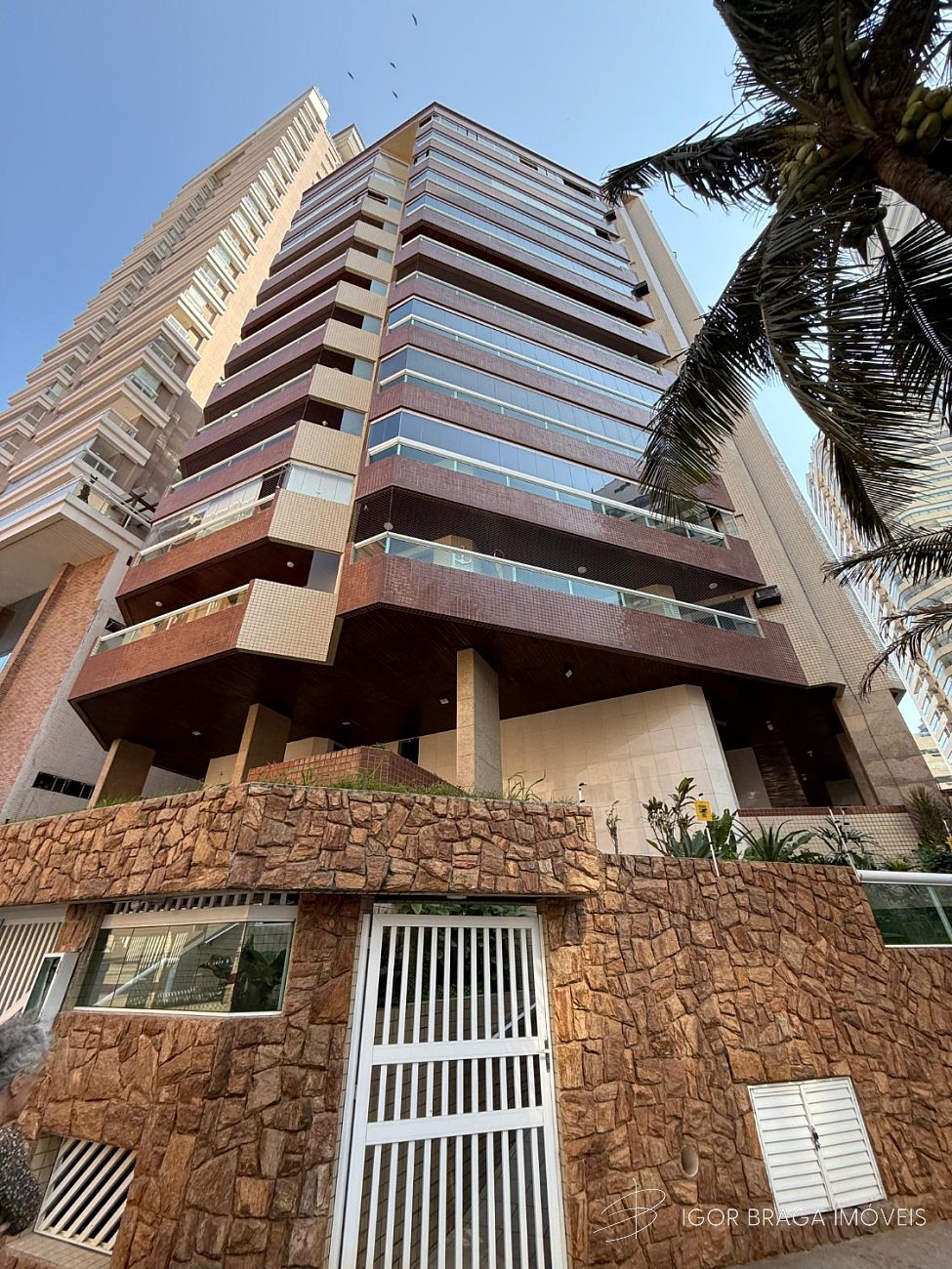 BELÍSSIMO APARTAMENTO EM LOCALIZAÇÃO PRIVILEGIADA À 80M DO MAR