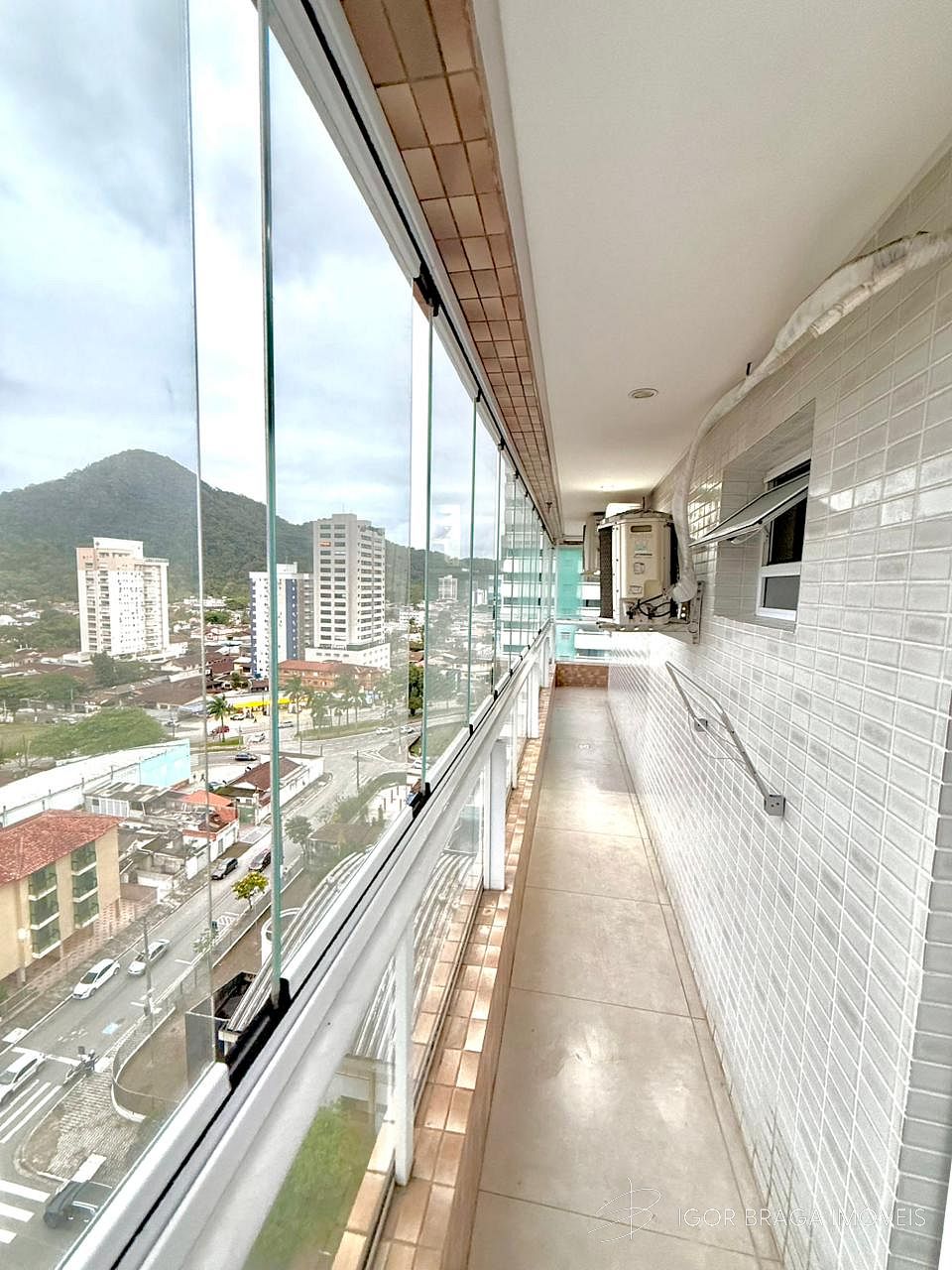 BELÍSSIMO APARTAMENTO COM VISTA LIVRE, ACABAMENTO FINO À 600M DO MAR