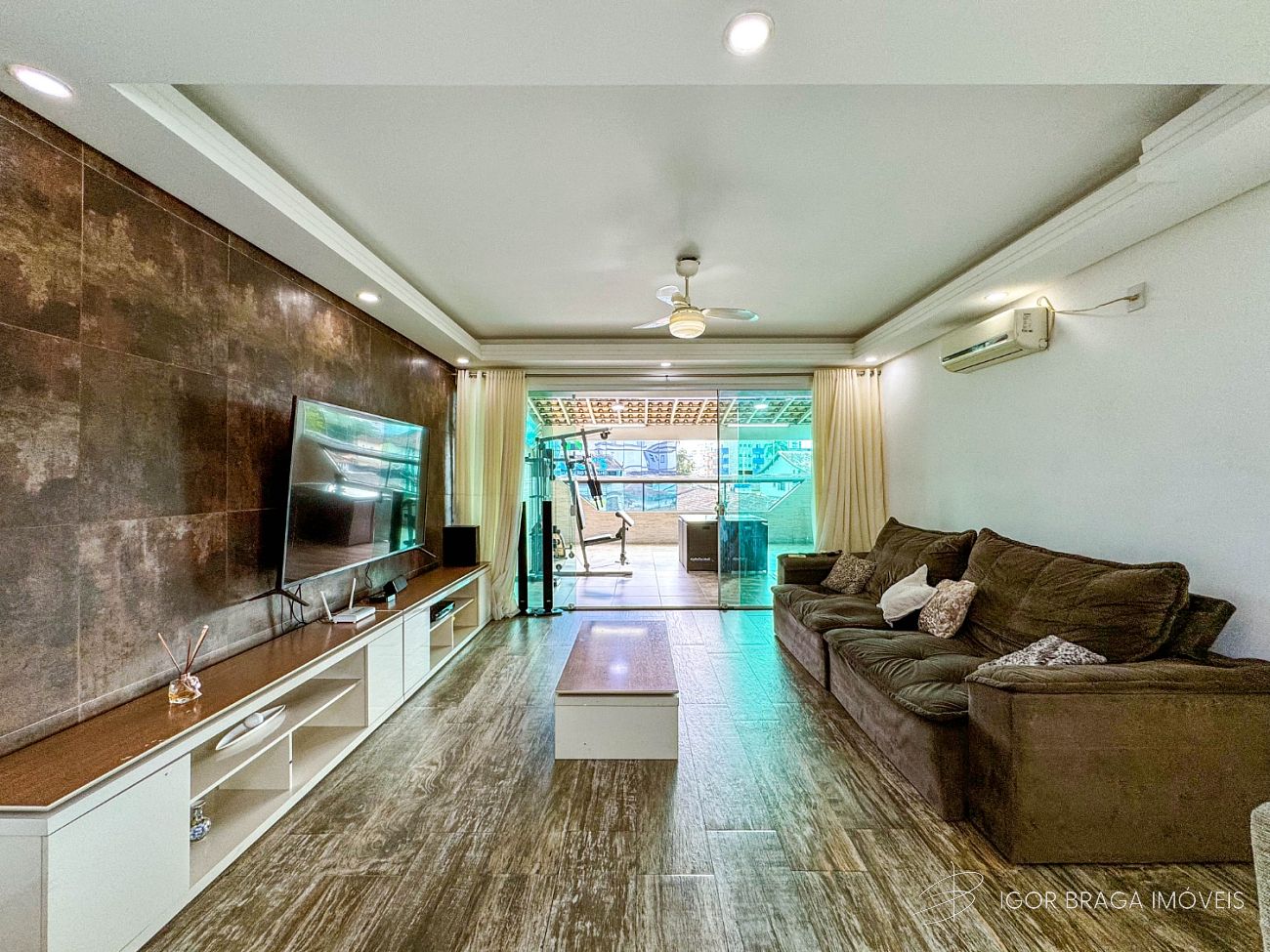 EXCELENTE SOBRADO COM FINO ACABAMENTO E BEM LOCALIZADO