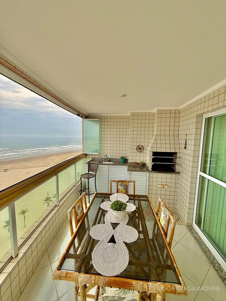 EXCELENTE APARTAMENTO COM VISTA PANORÂMICA DO MAR, LOCALIZAÇÃO PRIVILEGIADA E LAZER COMPLETO