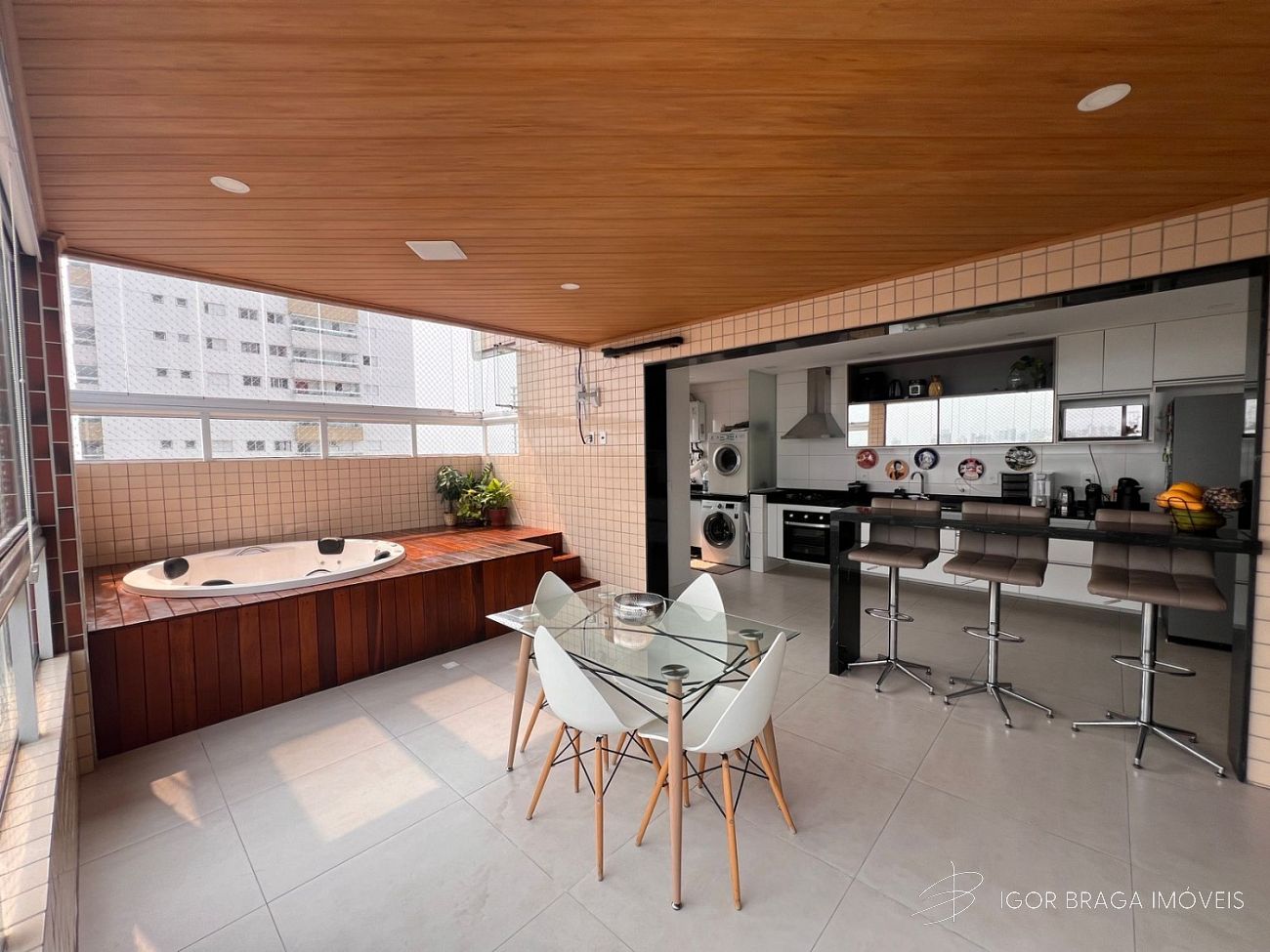 EXCELENTE COBERTURA DUPLEX COM JACUZI, A 500M DO MAR