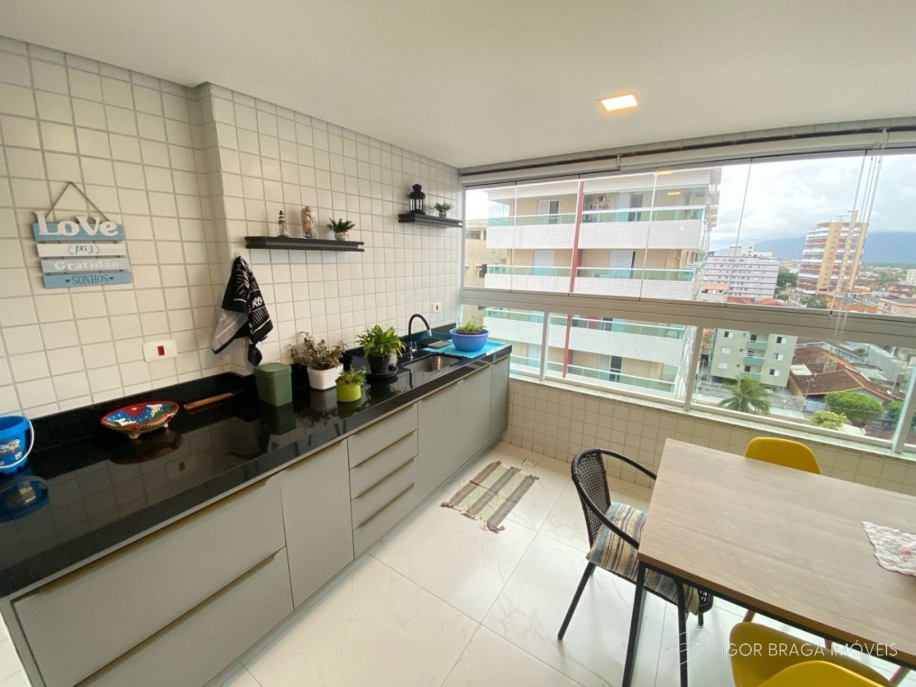 EXCELENTE APARTAMENTO A 200M DO MAR E COM ÁREA DE LAZER COMPLETA!