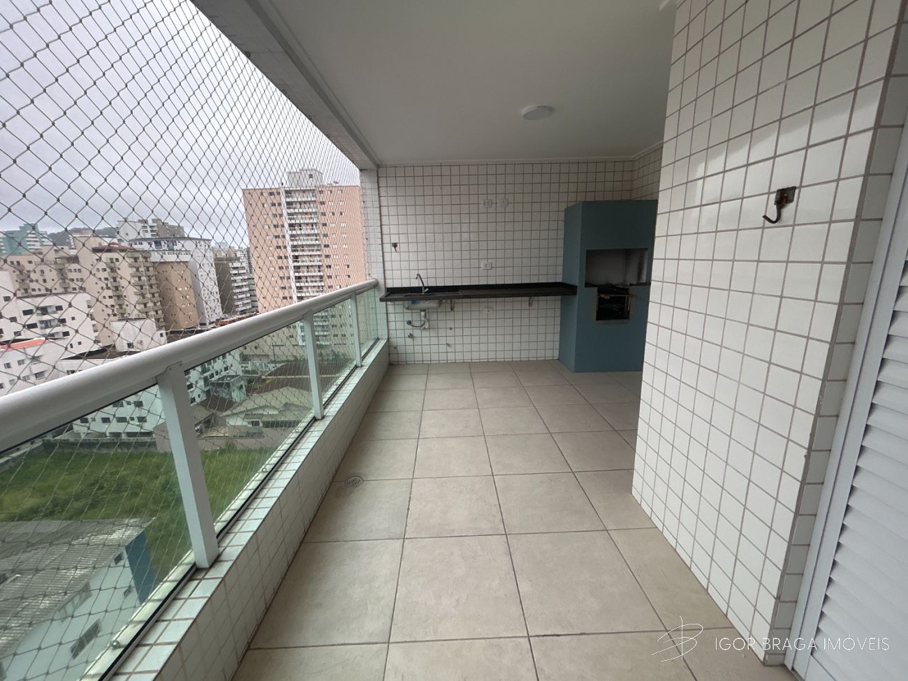 BELÍSSIMO APARTAMENTO, FINO ACABAMENTO À 800M DO MAR